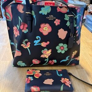 Tote Handbag with matching wristlet